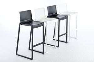 Ob in Schwarz oder in Weiß - der Barhocker wirkt elegant